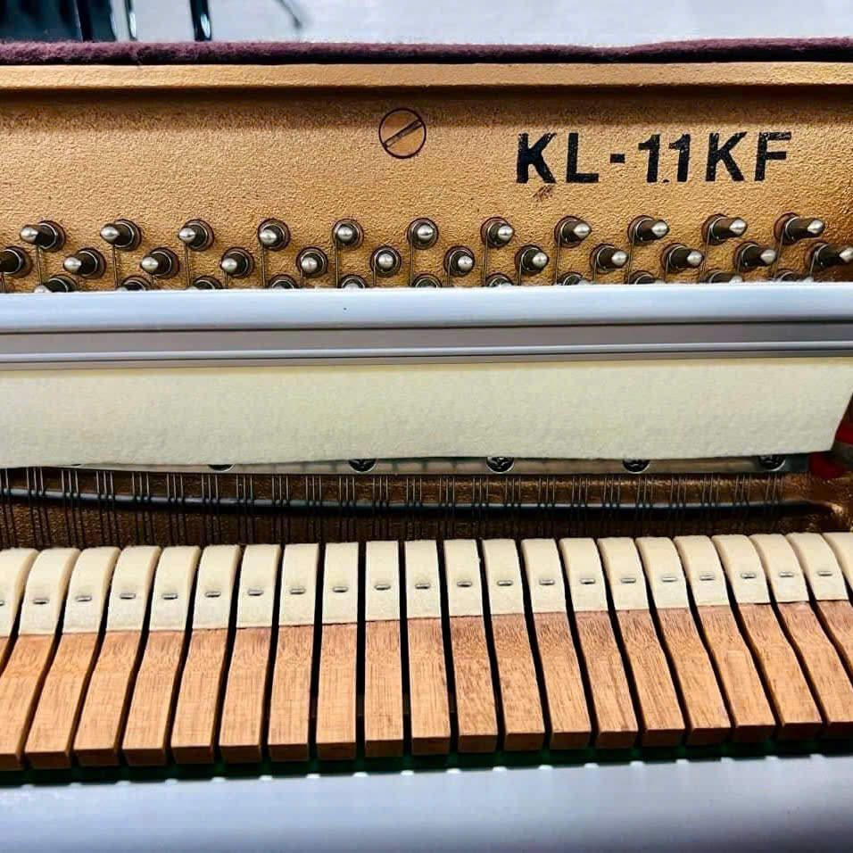 Piano Cơ Kawai KL-11KF – Đàn Upright Nhật Bản Nhỏ Gọn, Sang Trọng 4 Piano Cơ Kawai KL-11KF – Đàn Upright Nhật Bản Nhỏ Gọn, Sang Trọng - Ảnh 4