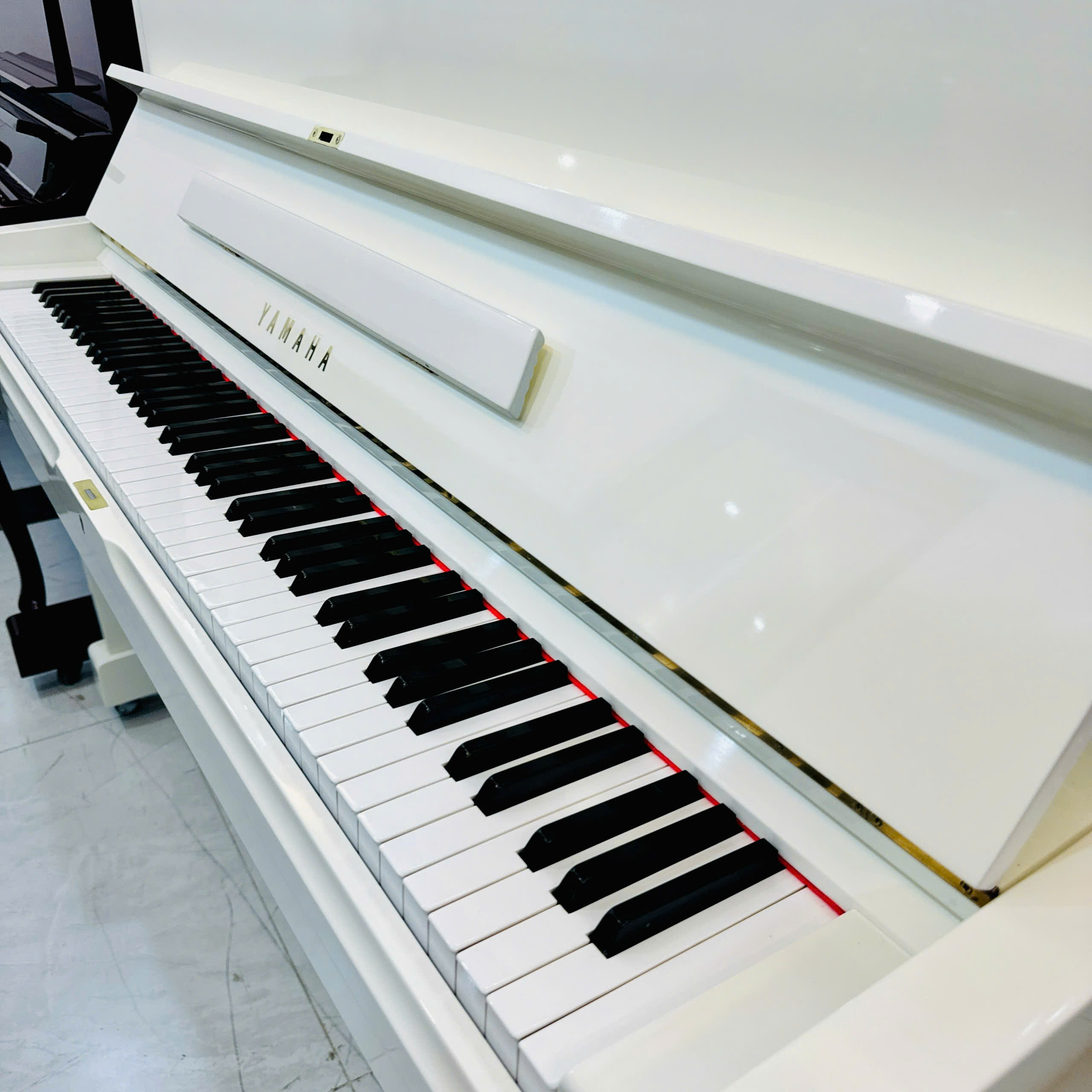Piano Yamaha U1G Màu Trắng Đàn Upright Nhật Bản Giá Tốt 15 piano yamaha u1g chinh hang.jpg